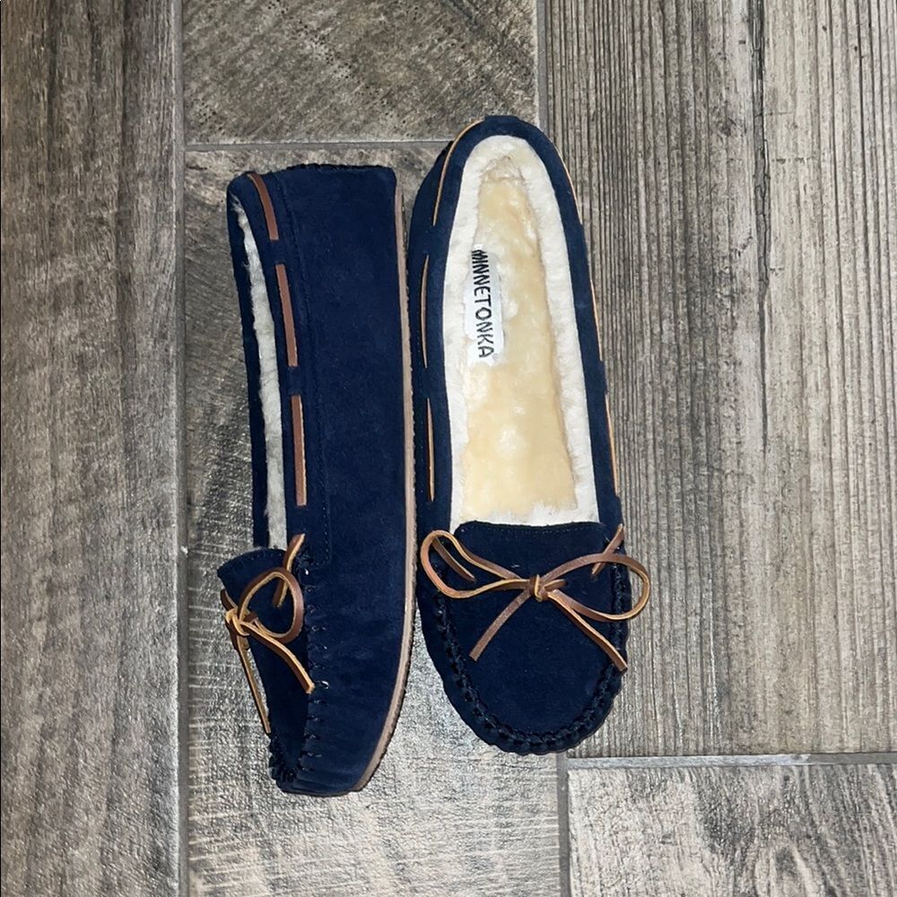 NWOT Unisex Minnetonka Blue and Brown Moccasins with Suede Finish